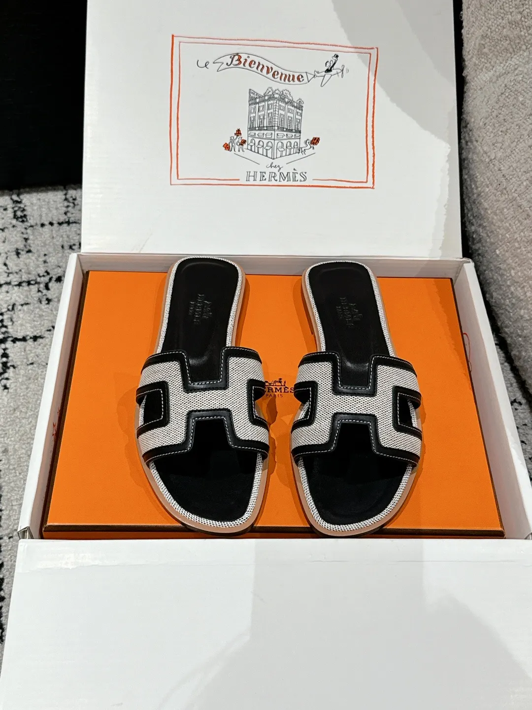 💕💕Factory direct selling price p480💕💕 HERMES Hermès Oran series H classic slippers flat slippers 2025 spring and summer latest color matching family portrait ❤️ Original development Purchasing quality Integrated rhinestones, rivets, palm prints, graffiti, embroidery and other details make the simple H slippers new! Add more matching possibilities! The basic colors and this year’s hot new colors are all with your eyes closed. A must-have item for H fans in summer❤️Every color is beautiful ✔️Upper: cowhide/sheep/hot diamond/denim ✔️Foot: original sheepskin ✔️Sole: Italian A-grade double-layer leather outsole ✔️Size: #35-42 (40.41.42 custom-made, non-refundable)
